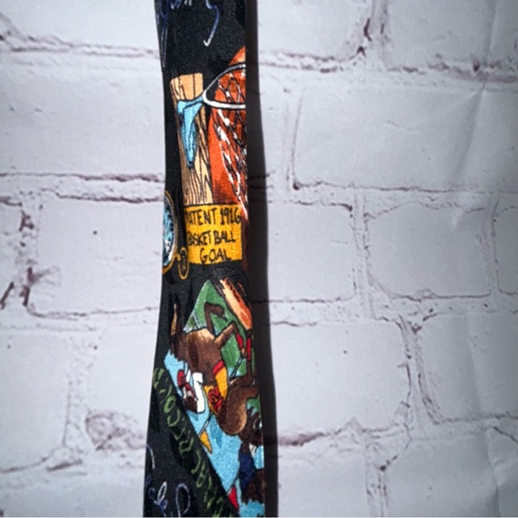 Vintage‎ 1993 Nicole Miller sports themed tie - Picture 4 of 8